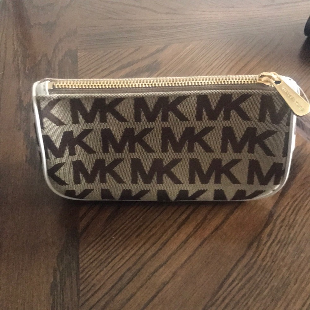 Michael Kors Jet Set Travel Pouch - Picture 2 of 2